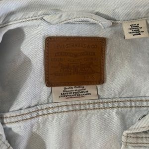 LEVIS women’s light wash distressed jean jacket *rare*
